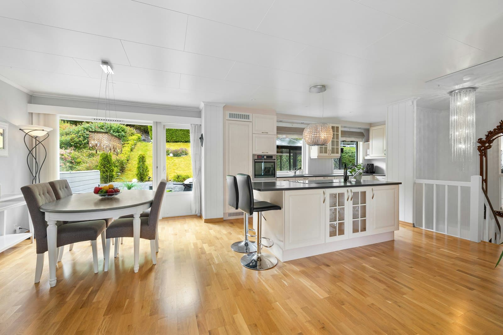 Kitchen and dining area with large windows onto the garden